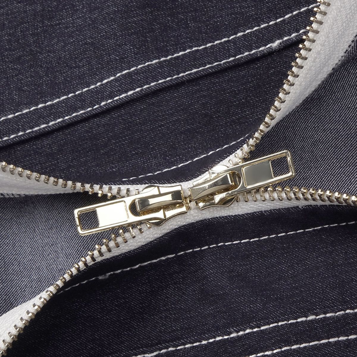 Falda vaquera con bordado de perlas y lavado vintage