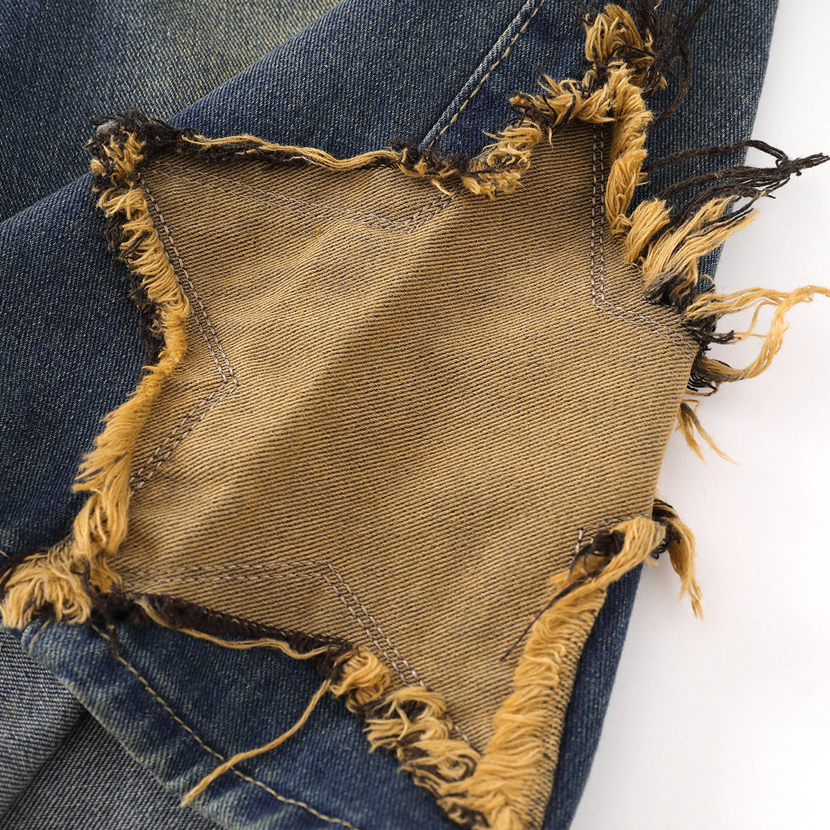 Bermudas con apliques de estrellas y bordes sin rematar en contraste