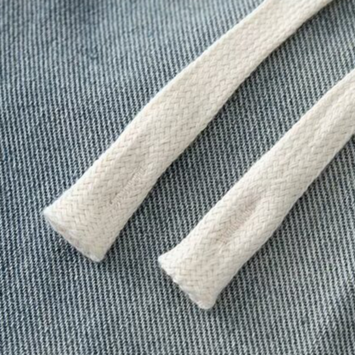 Bermudas vaqueras rasgadas con parches de camuflaje