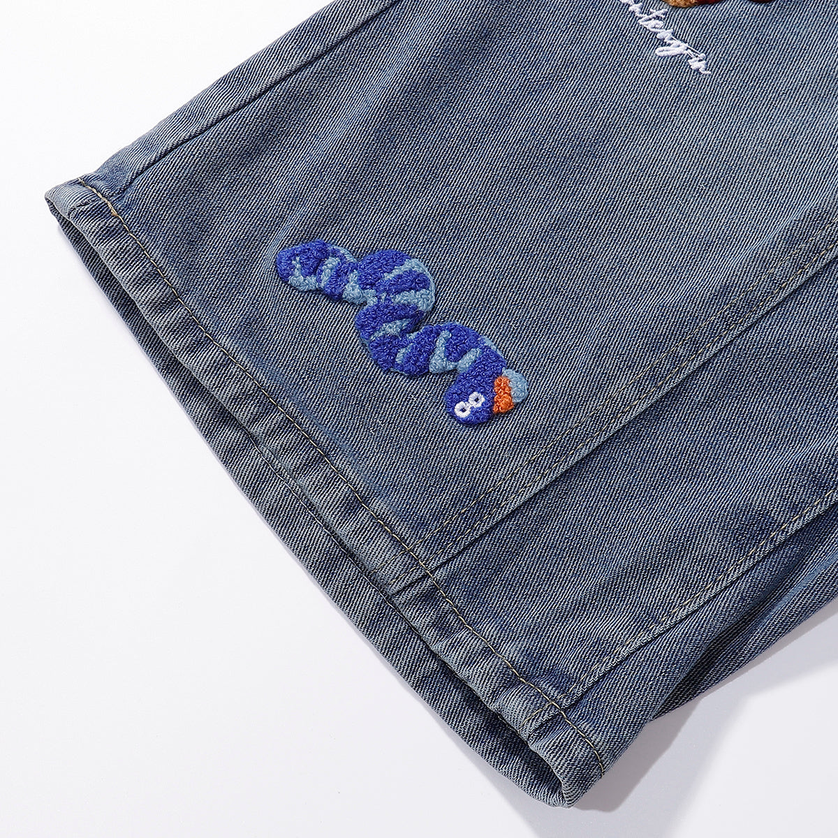 Bermudas vaqueras rasgadas con parches de camuflaje