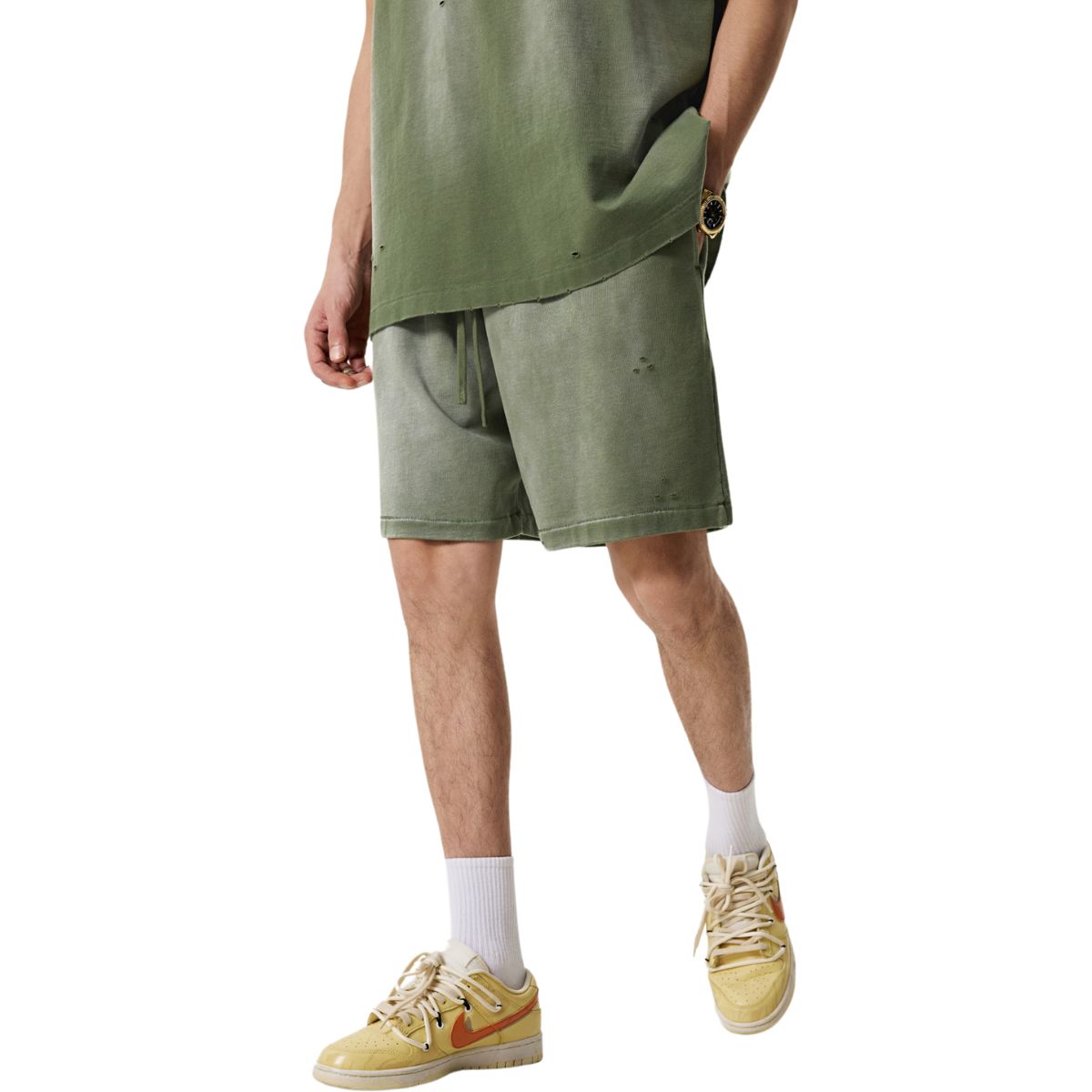 Pantalones cortos desgastados y descoloridos