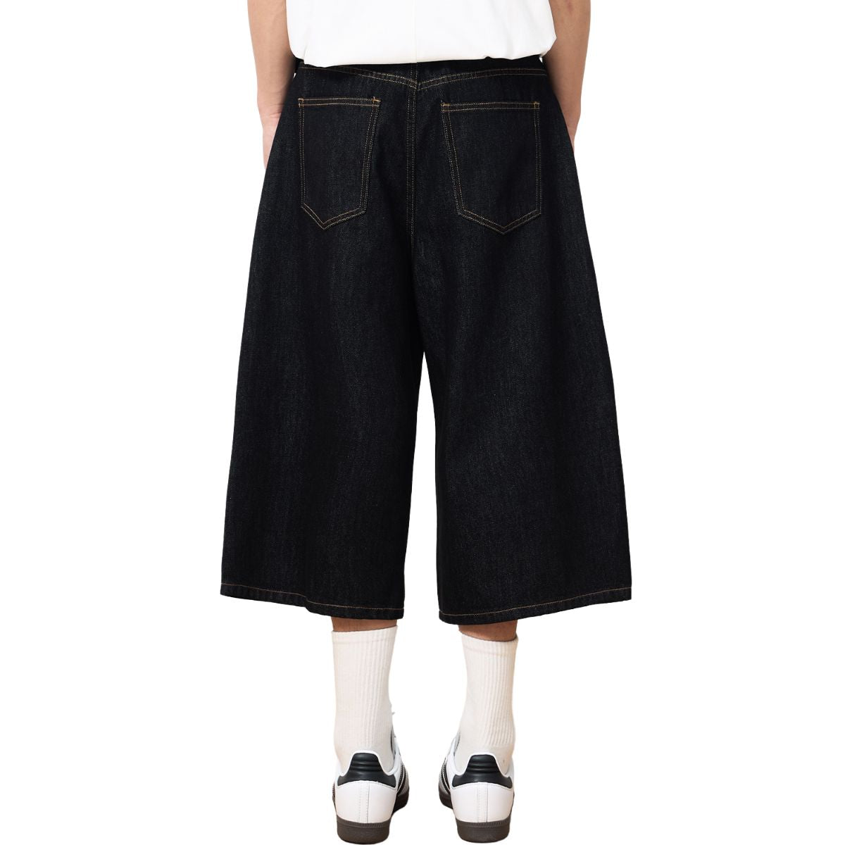 Pantalones cortos de mezclilla con orillo negro