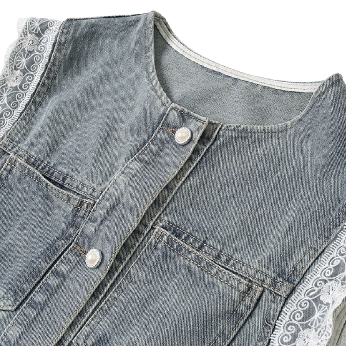 Shorts vaqueros con mariposas bordadas y adornados con perlas