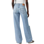 Vaqueros ombré con recortes y bordados florales de mariposas