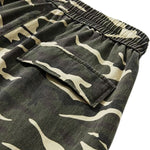 Pantalones cargo de camuflaje con pierna ancha y corte tobillero