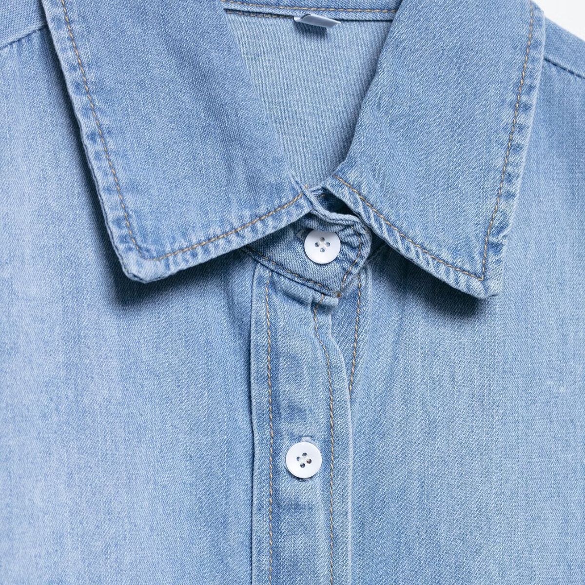 Vestido midi vaquero sin mangas con botones y aberturas en la parte delantera