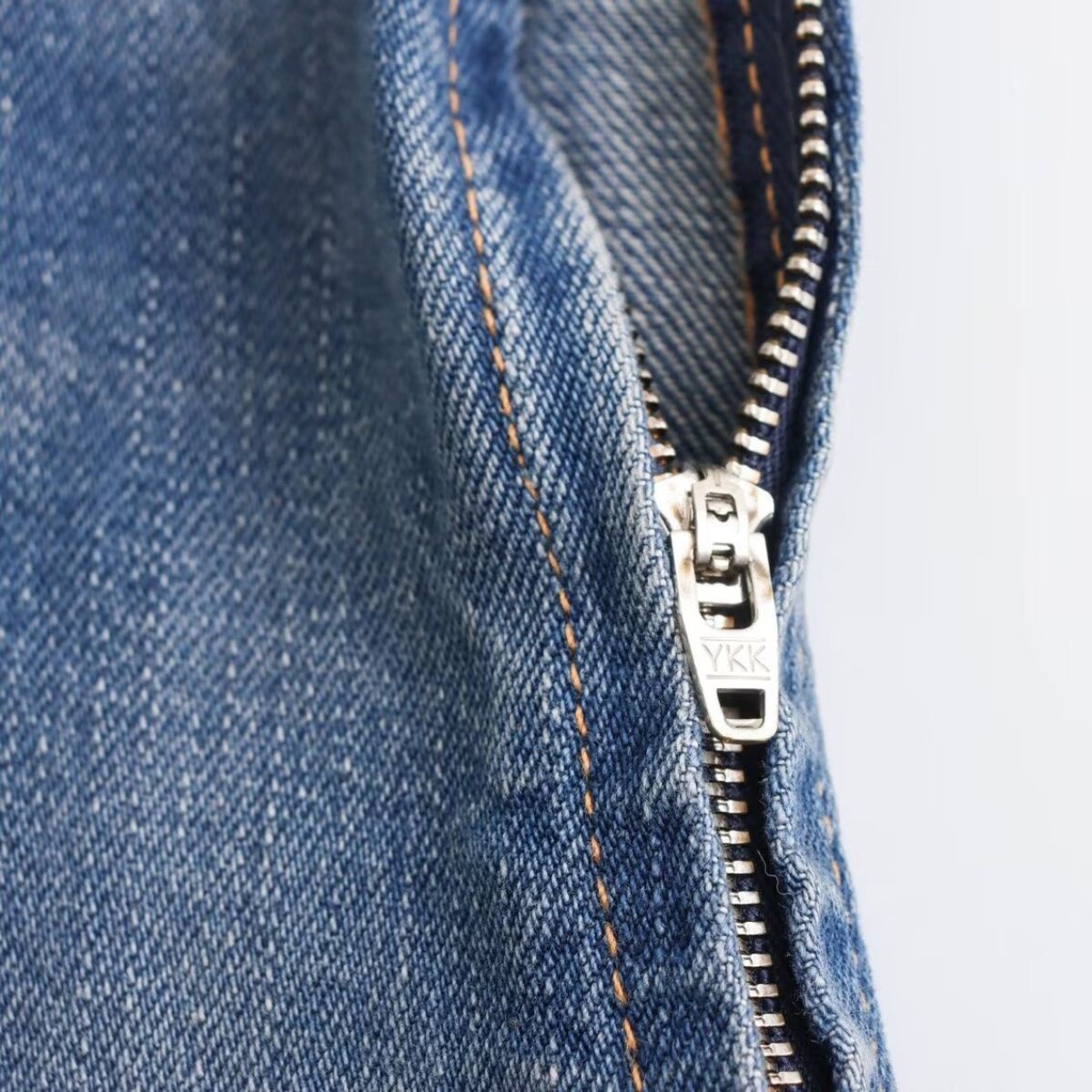 Falda vaquera con bordado de perlas y lavado vintage