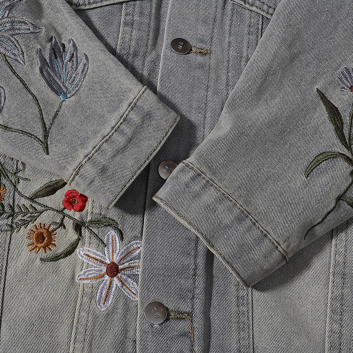 Shorts vaqueros con mariposas bordadas y adornados con perlas