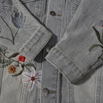 Shorts vaqueros con mariposas bordadas y adornados con perlas