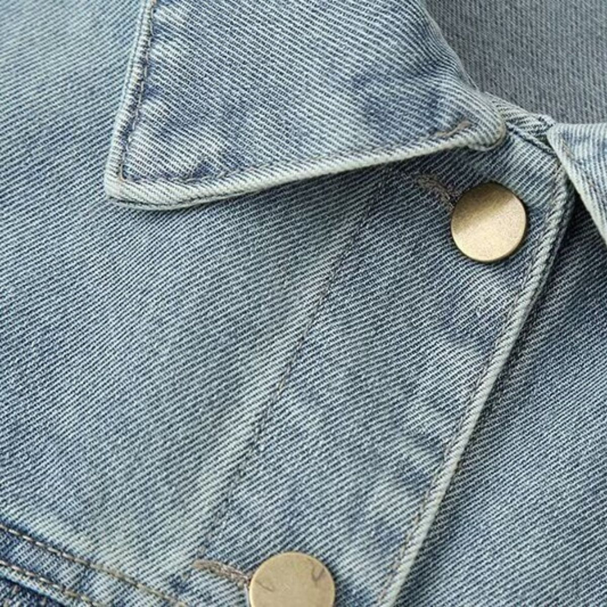 Shorts vaqueros con mariposas bordadas y adornados con perlas