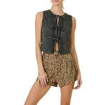 Shorts vaqueros con mariposas bordadas y adornados con perlas