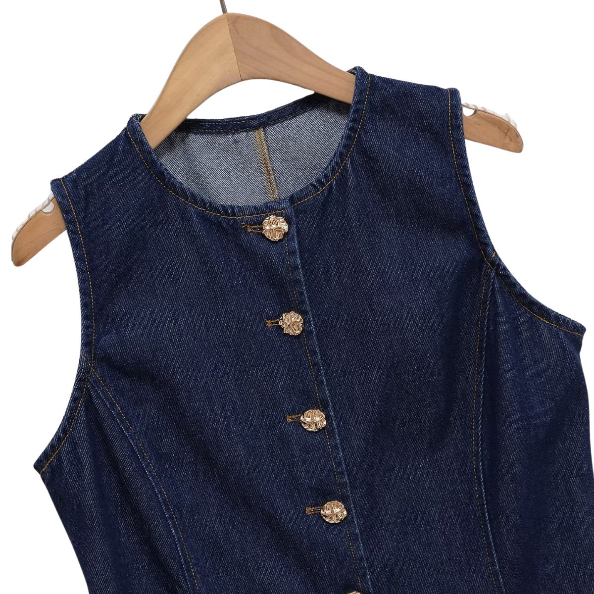 Shorts vaqueros con mariposas bordadas y adornados con perlas