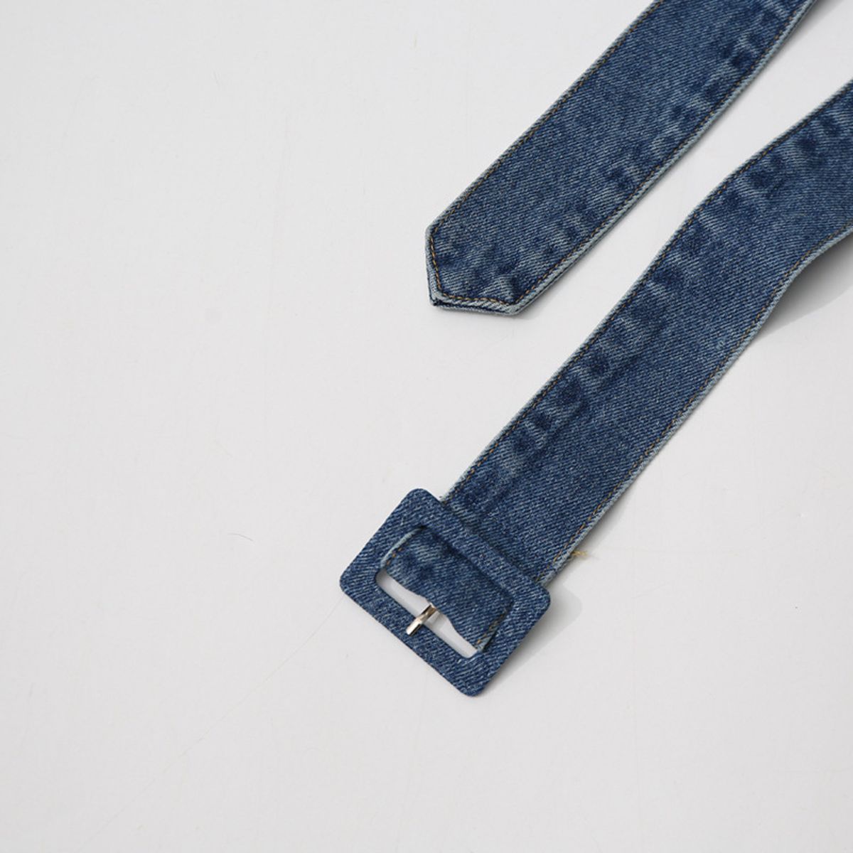 Falda vaquera con bordado de perlas y lavado vintage