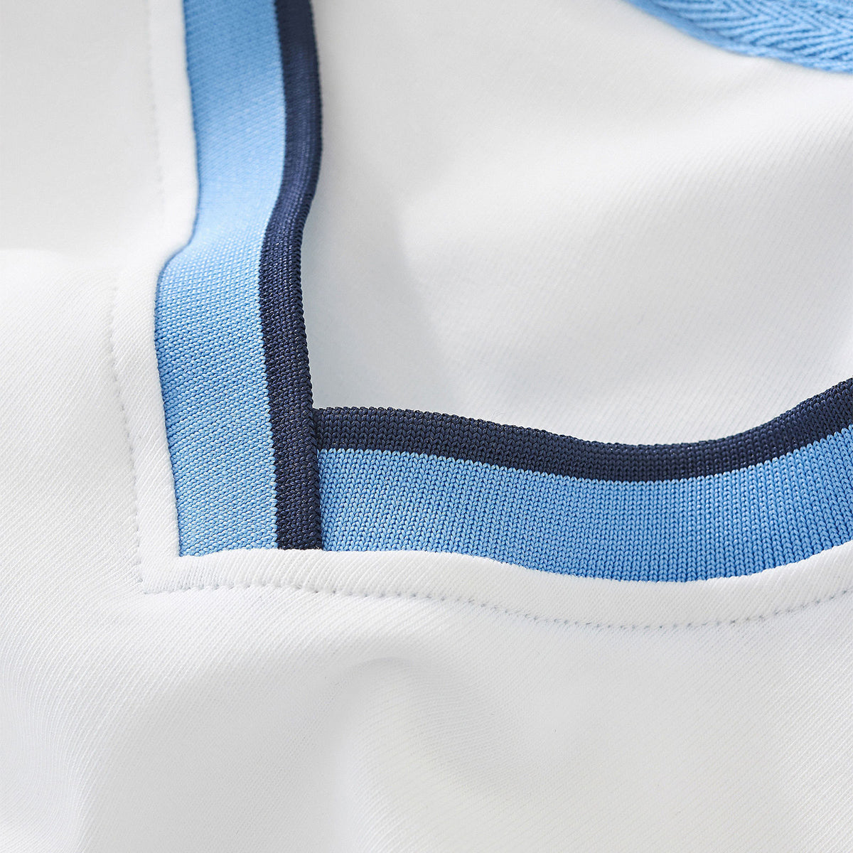 Contrast V-Neck Slim Fit Cropped Y2K Tee