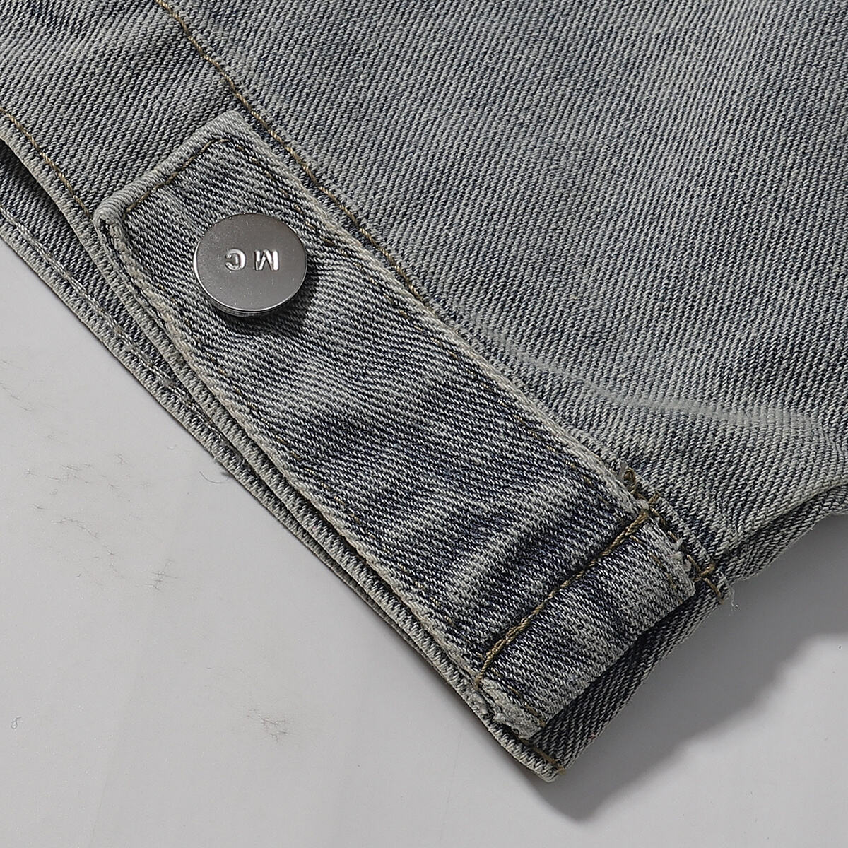 Shorts vaqueros con mariposas bordadas y adornados con perlas