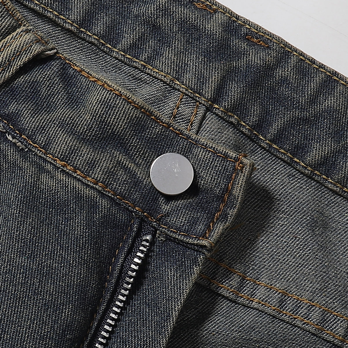 Bermudas vaqueras rasgadas con parches de camuflaje