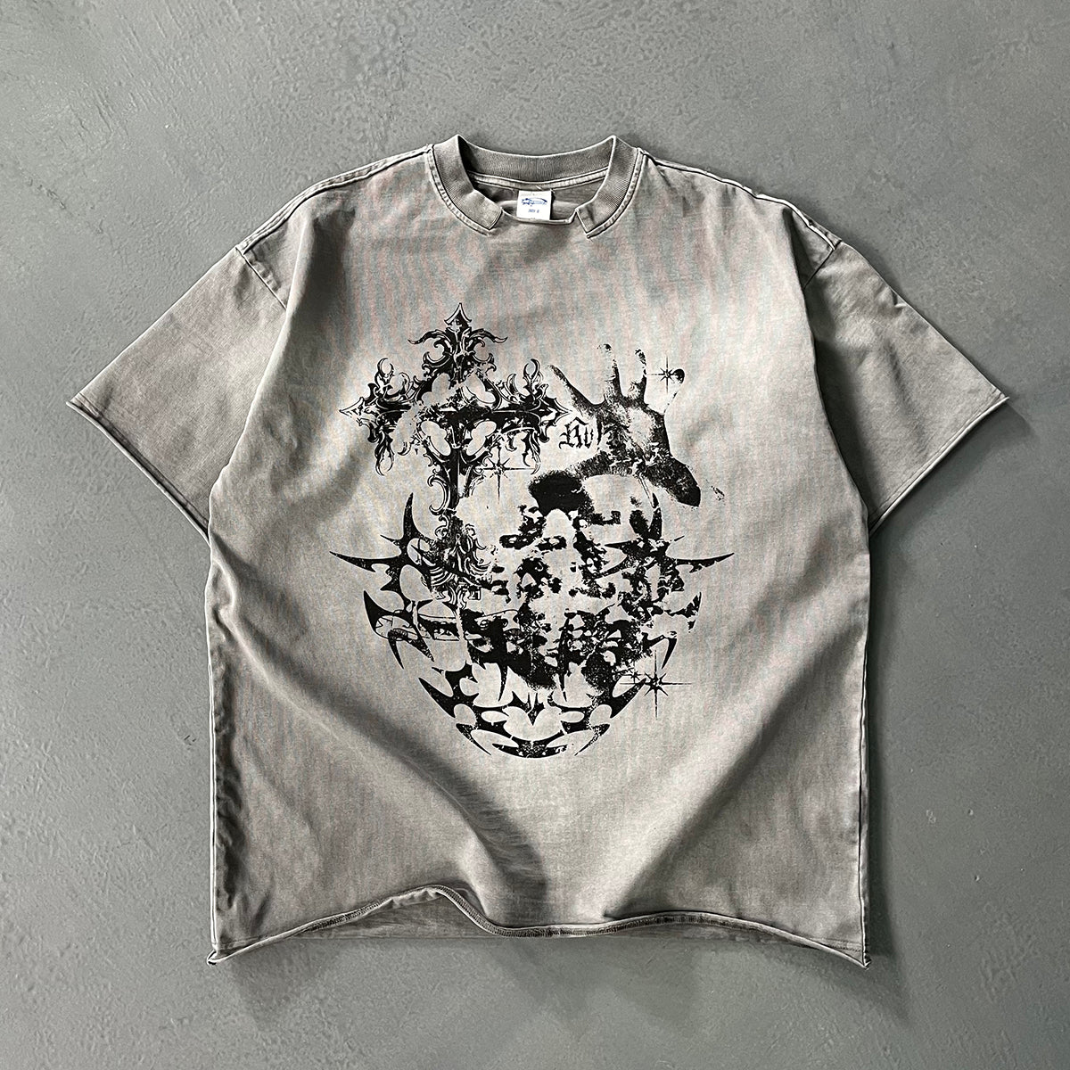 Camiseta gótica pesada con gráficos y bordes sin rematar