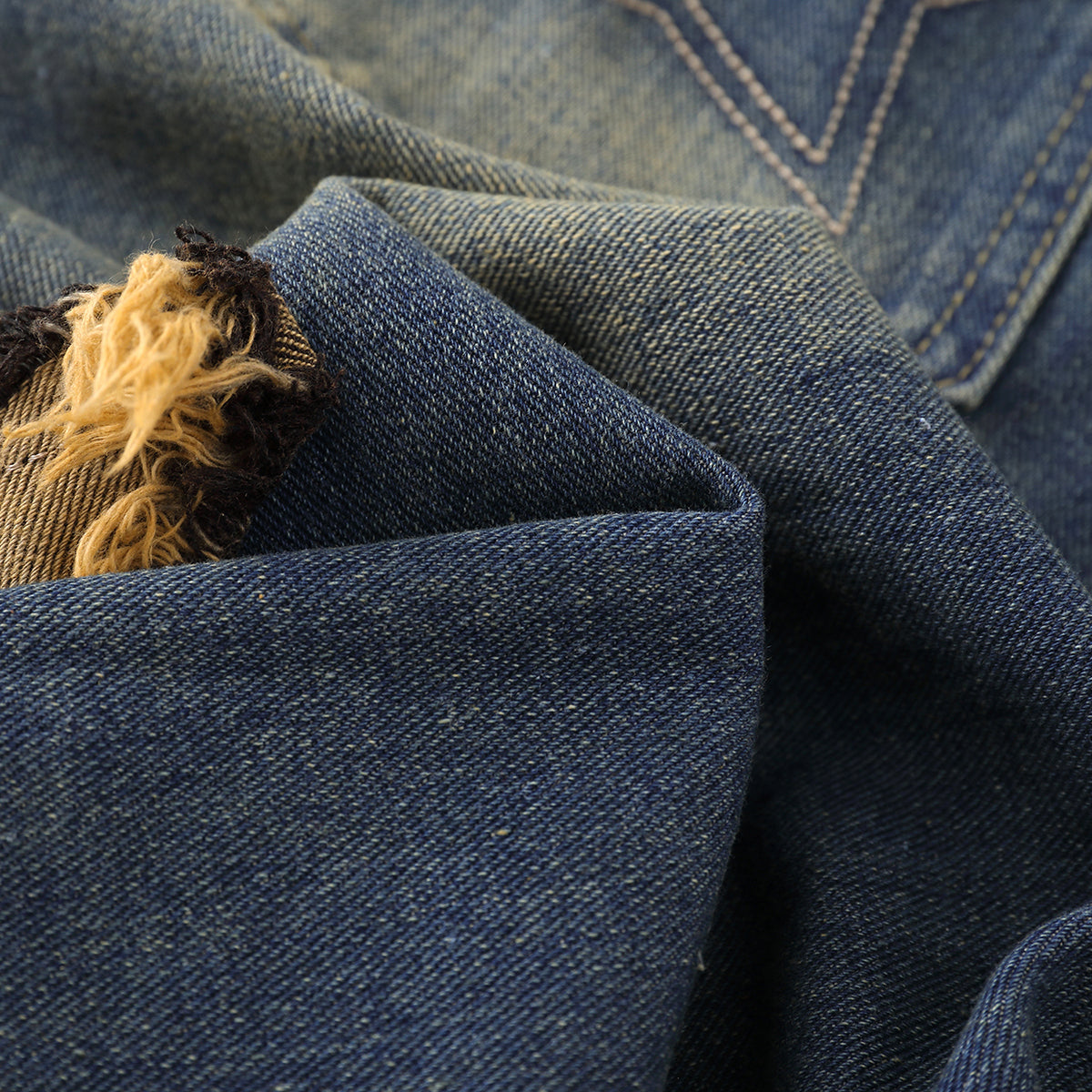 Bermudas con apliques de estrellas y bordes sin rematar en contraste