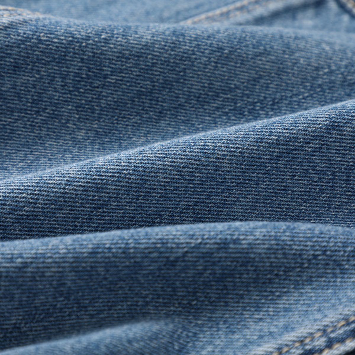 Shorts vaqueros con mariposas bordadas y adornados con perlas