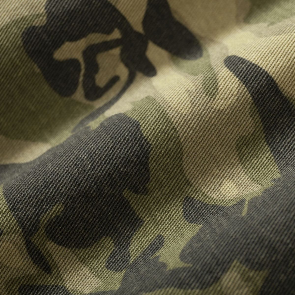 Pantalones vaqueros holgados con estampado de serpiente