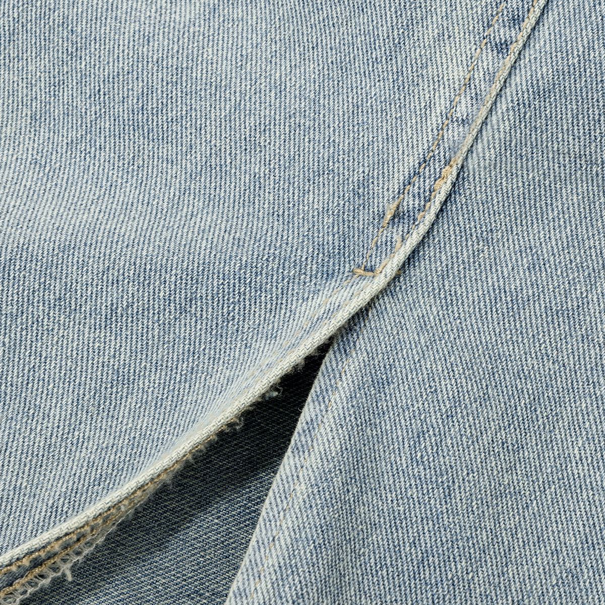 Falda vaquera con bordado de perlas y lavado vintage