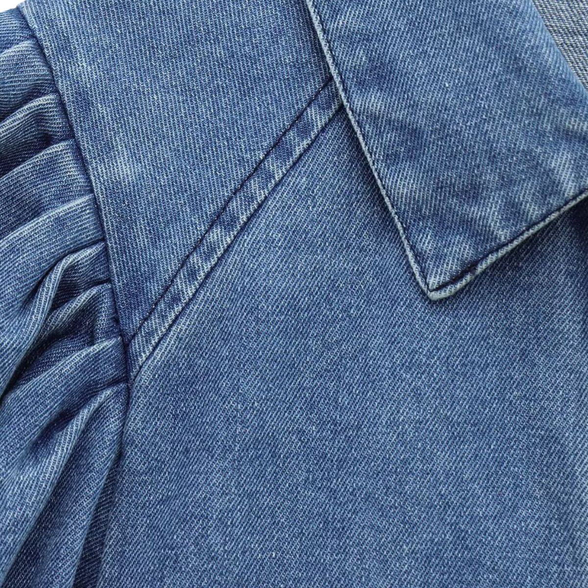 Vestido midi vaquero sin mangas con botones y aberturas en la parte delantera