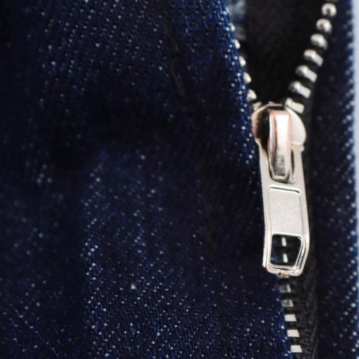 Falda vaquera con bordado de perlas y lavado vintage