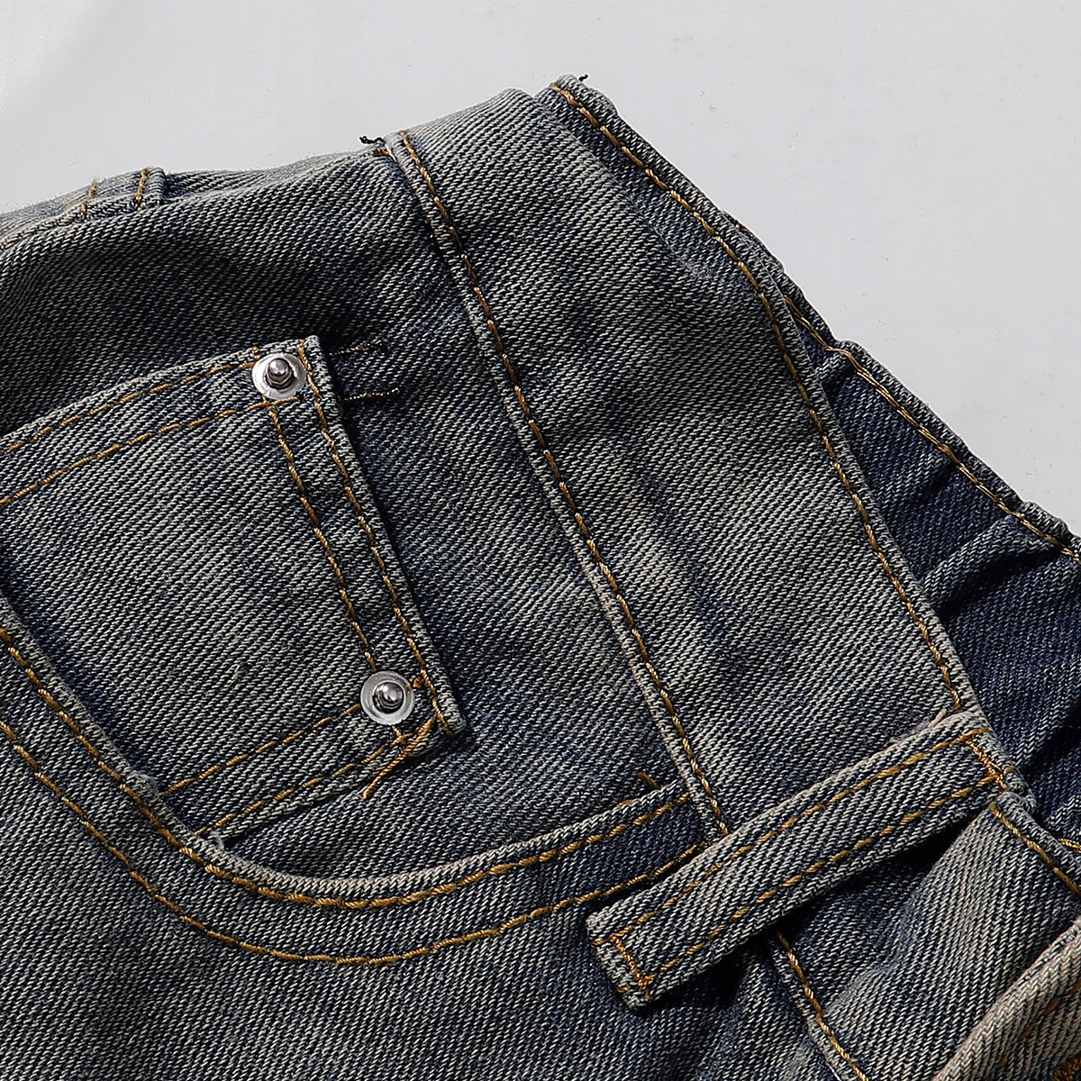 Bermudas vaqueras rasgadas con parches de camuflaje