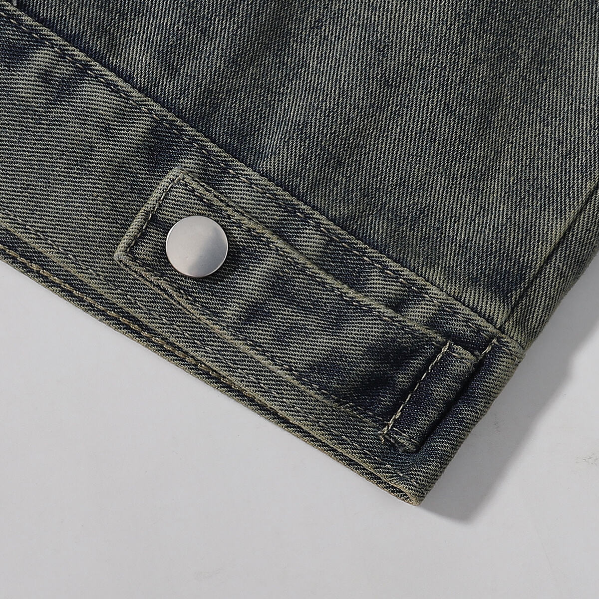 Shorts vaqueros con mariposas bordadas y adornados con perlas