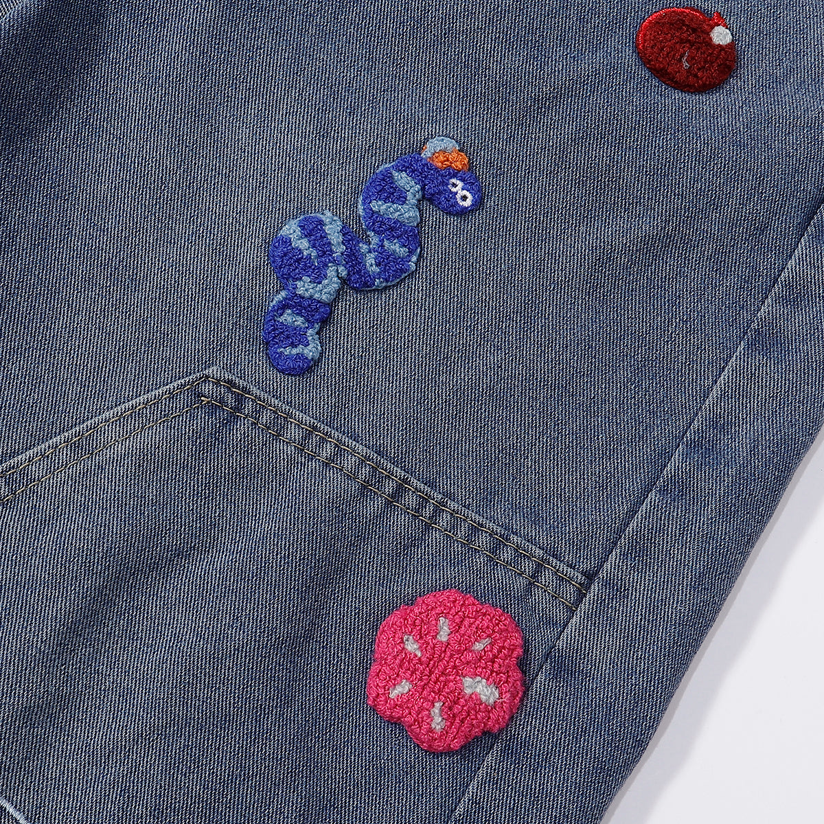 Bermudas vaqueras rasgadas con parches de camuflaje