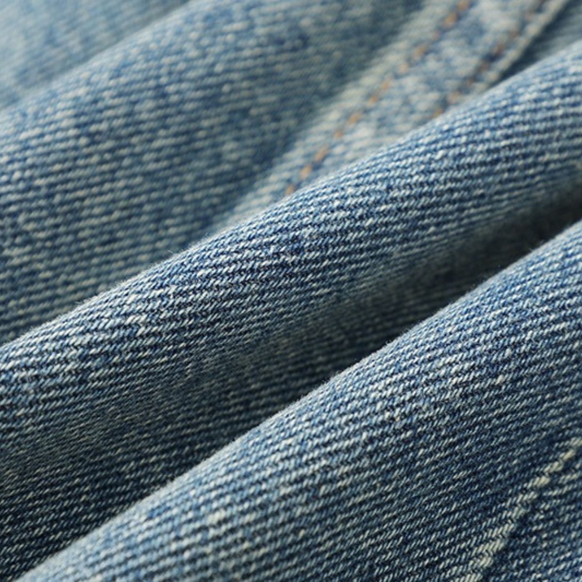 Shorts vaqueros con mariposas bordadas y adornados con perlas