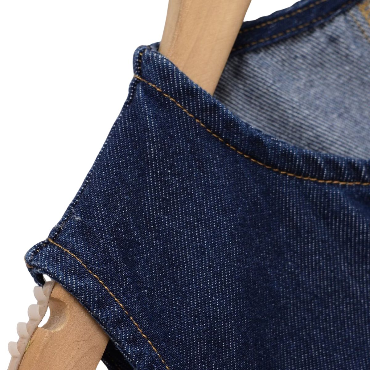 Shorts vaqueros con mariposas bordadas y adornados con perlas