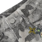 Bermudas de mezclilla desgastada con estampado de salpicaduras