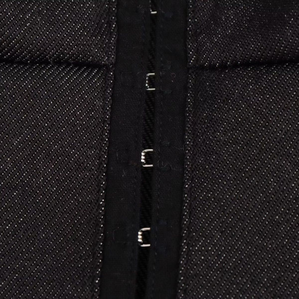 Falda vaquera con bordado de perlas y lavado vintage