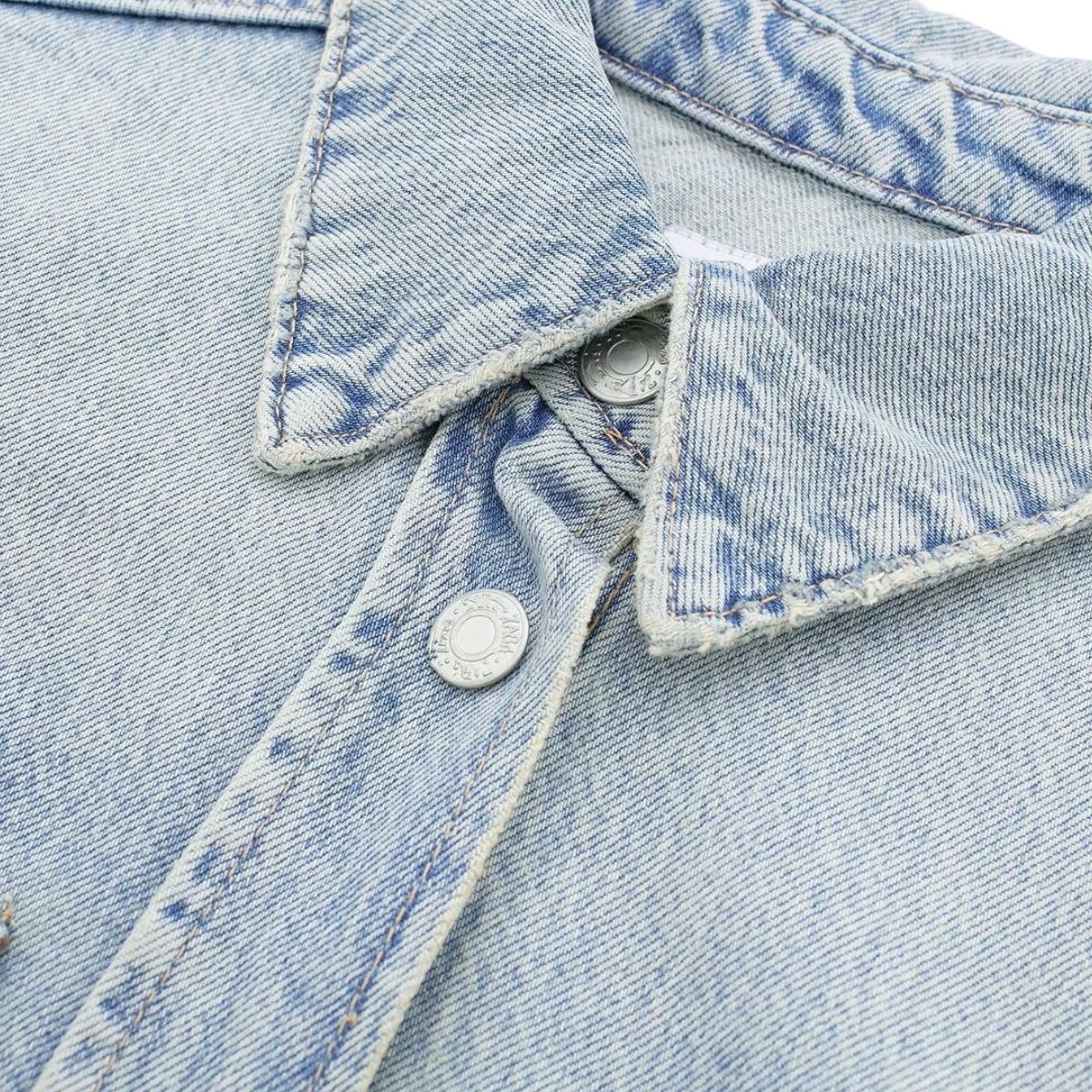 Vestido midi vaquero sin mangas con botones y aberturas en la parte delantera