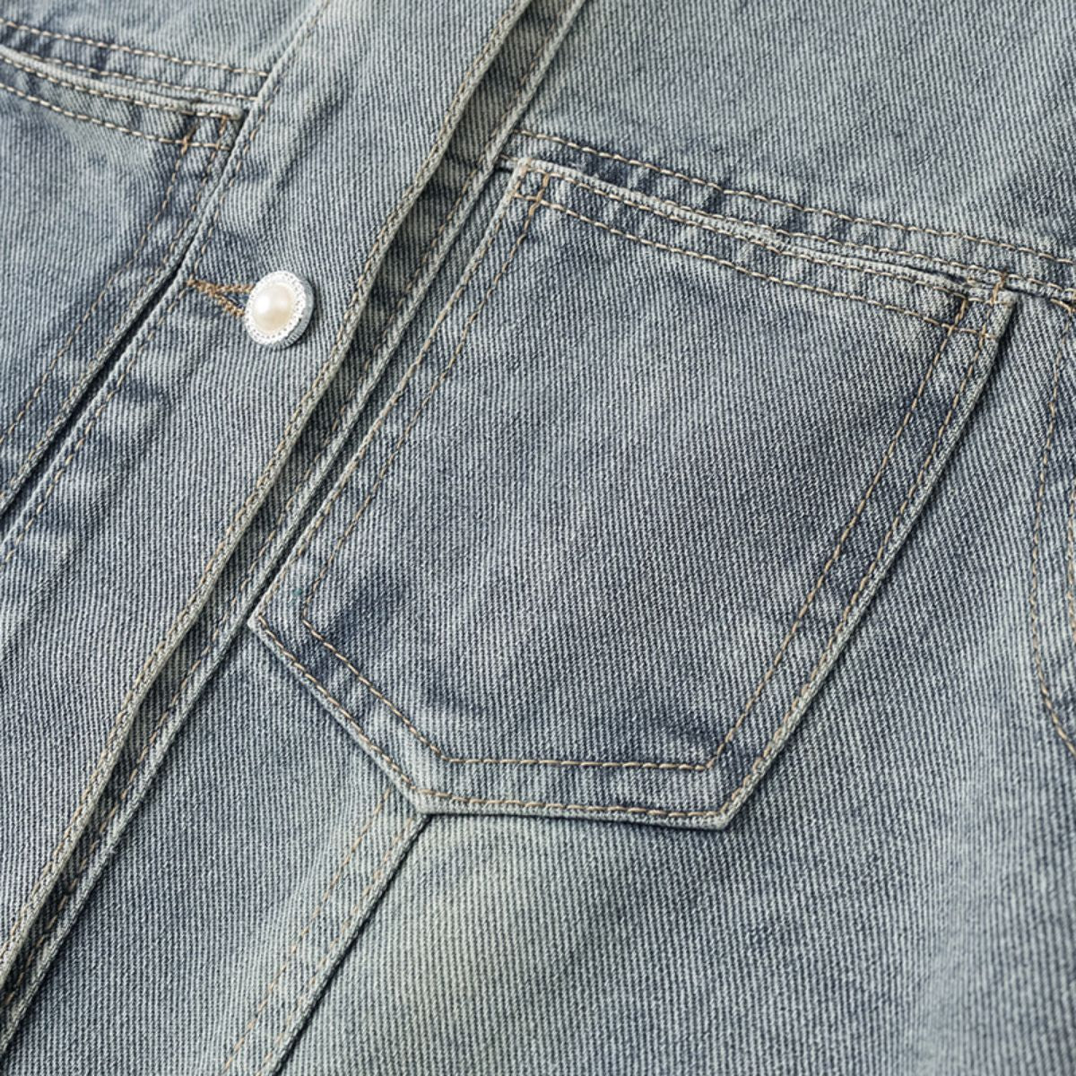 Shorts vaqueros con mariposas bordadas y adornados con perlas