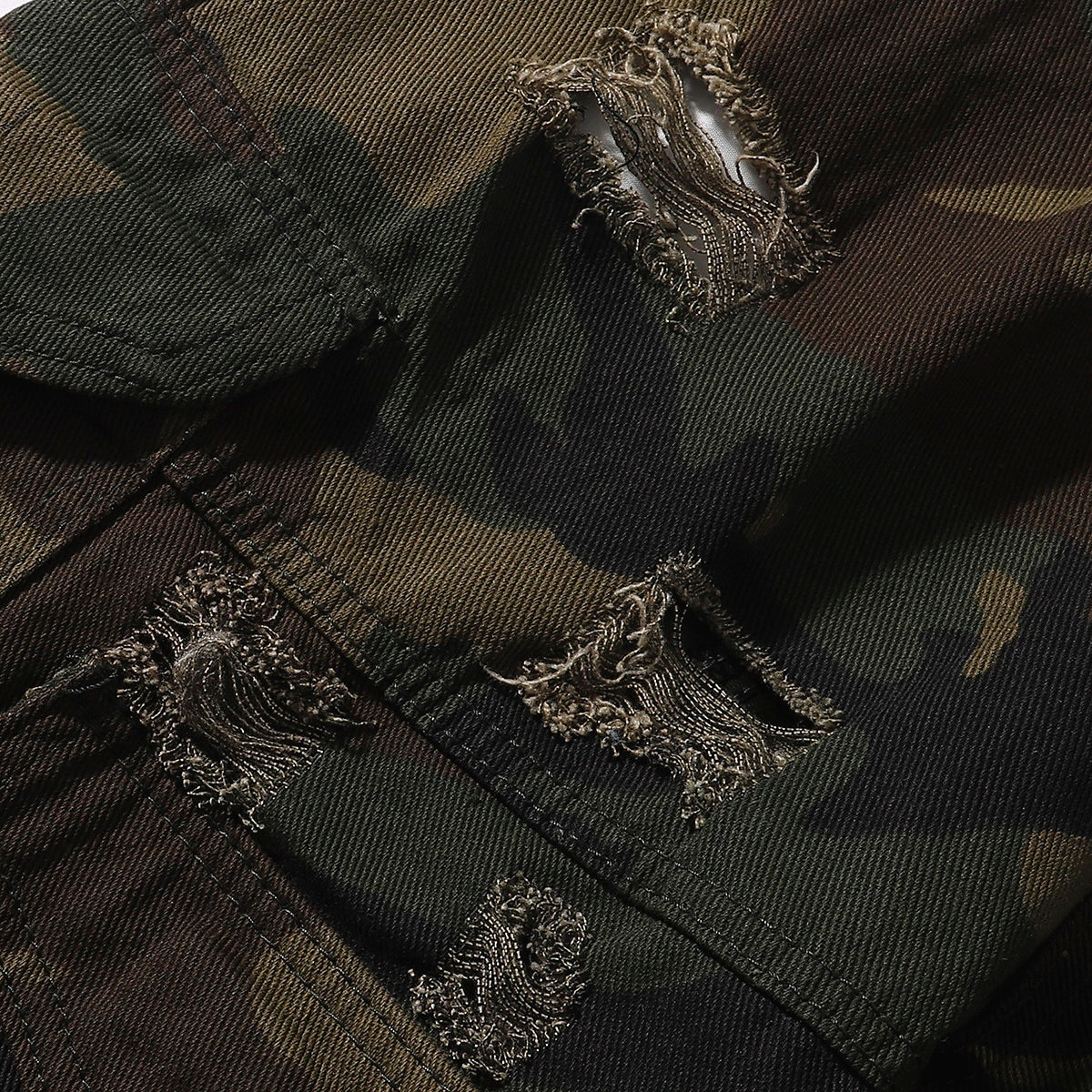 Bermudas vaqueras rasgadas con parches de camuflaje