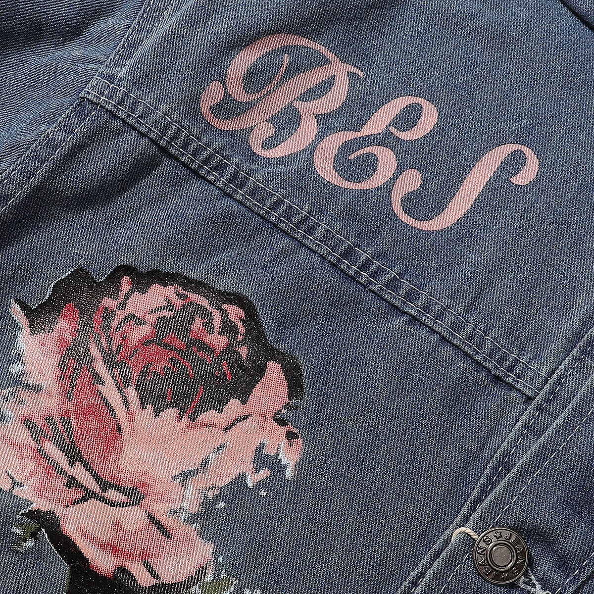 Shorts vaqueros con mariposas bordadas y adornados con perlas