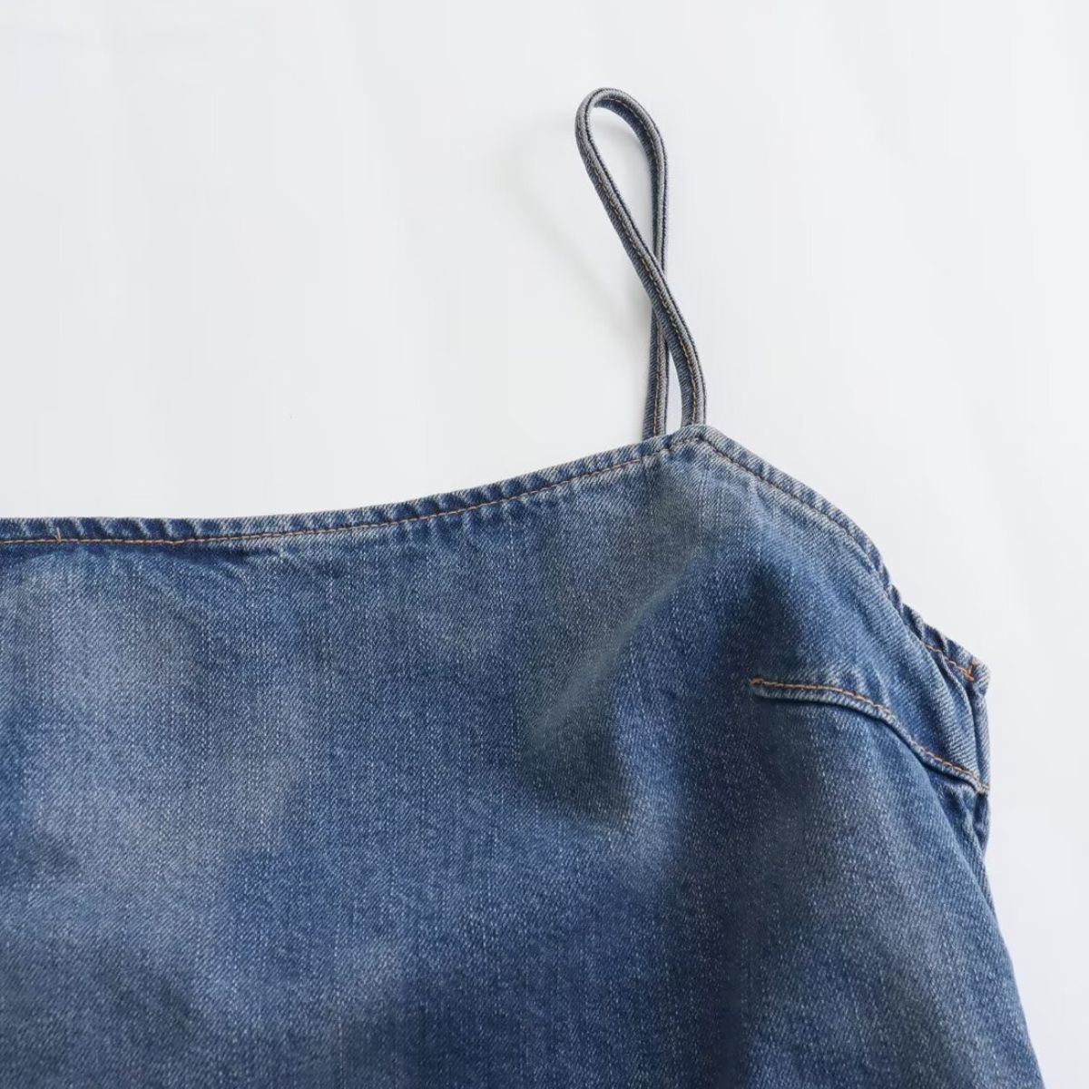 Falda vaquera con bordado de perlas y lavado vintage