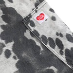 Bermudas de mezclilla desgastada con estampado de salpicaduras