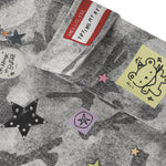 Bermudas de mezclilla desgastada con estampado de salpicaduras