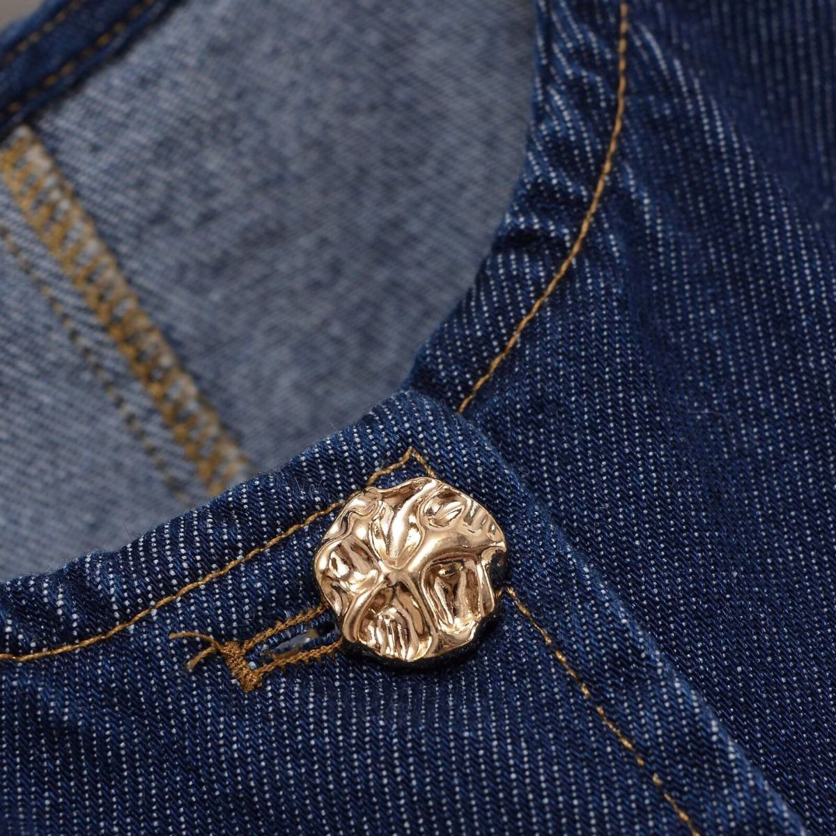 Shorts vaqueros con mariposas bordadas y adornados con perlas