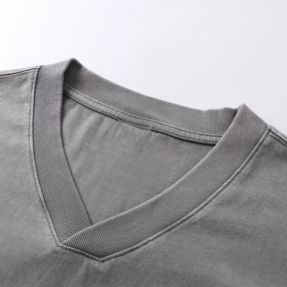 Camiseta Batik Vintage Lavada con Cuello en V de 7.5 oz