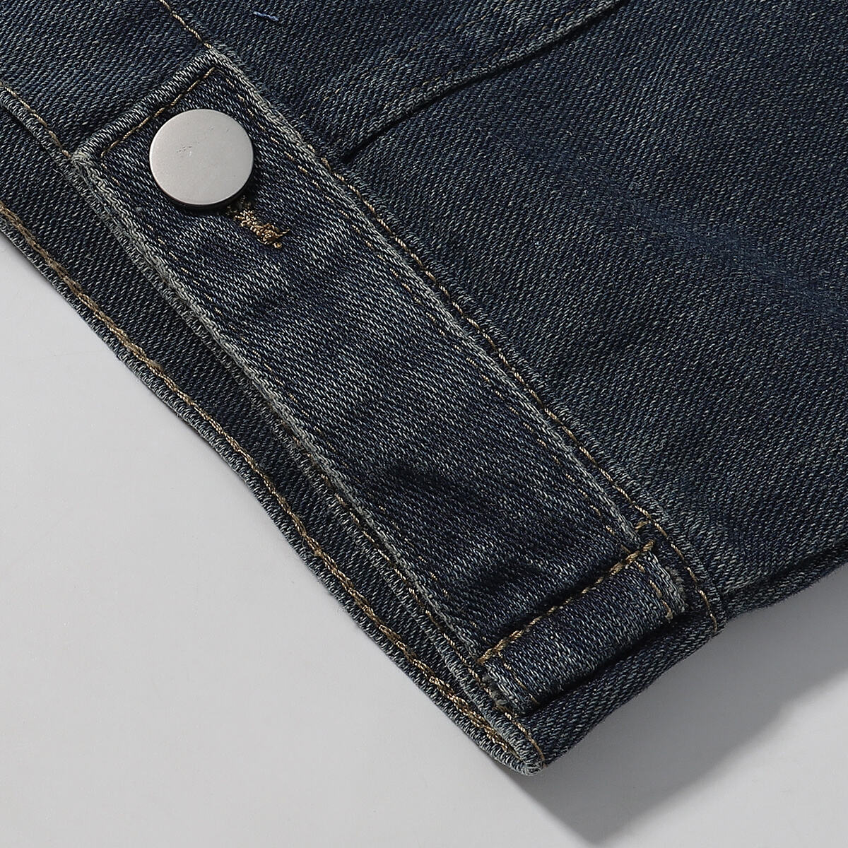 Shorts vaqueros con mariposas bordadas y adornados con perlas