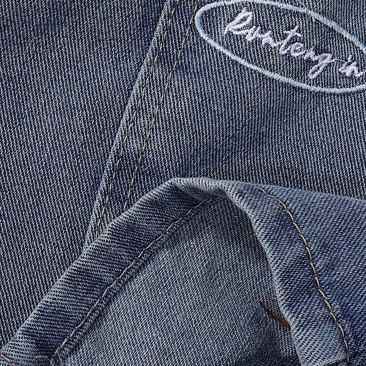 Bermudas vaqueras rasgadas con parches de camuflaje