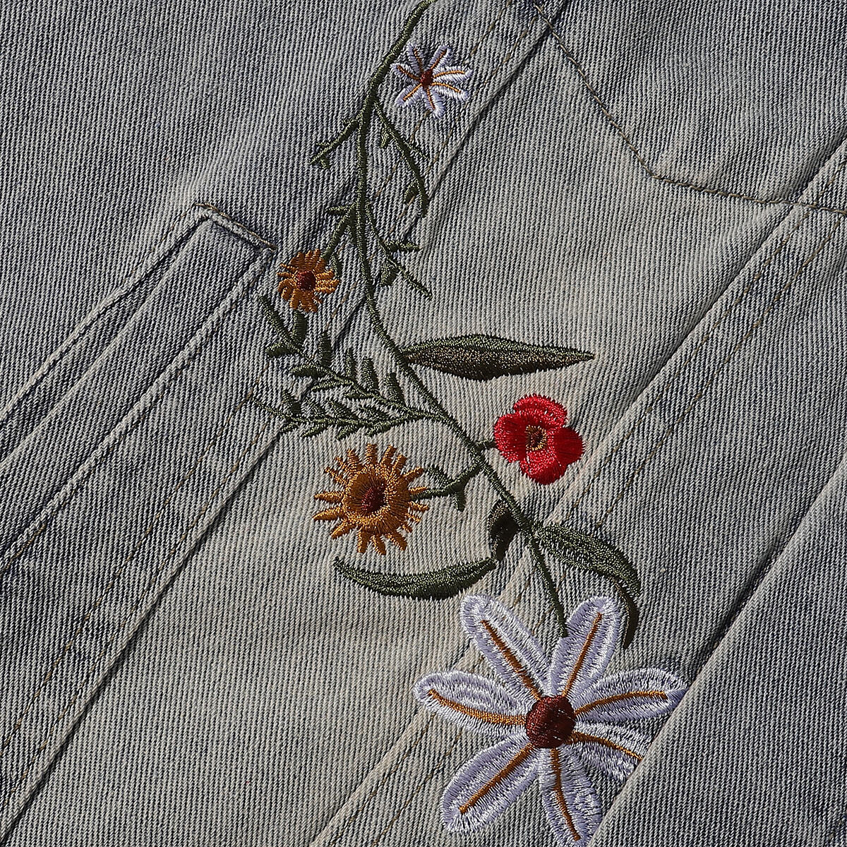 Shorts vaqueros con mariposas bordadas y adornados con perlas