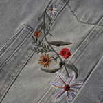 Shorts vaqueros con mariposas bordadas y adornados con perlas