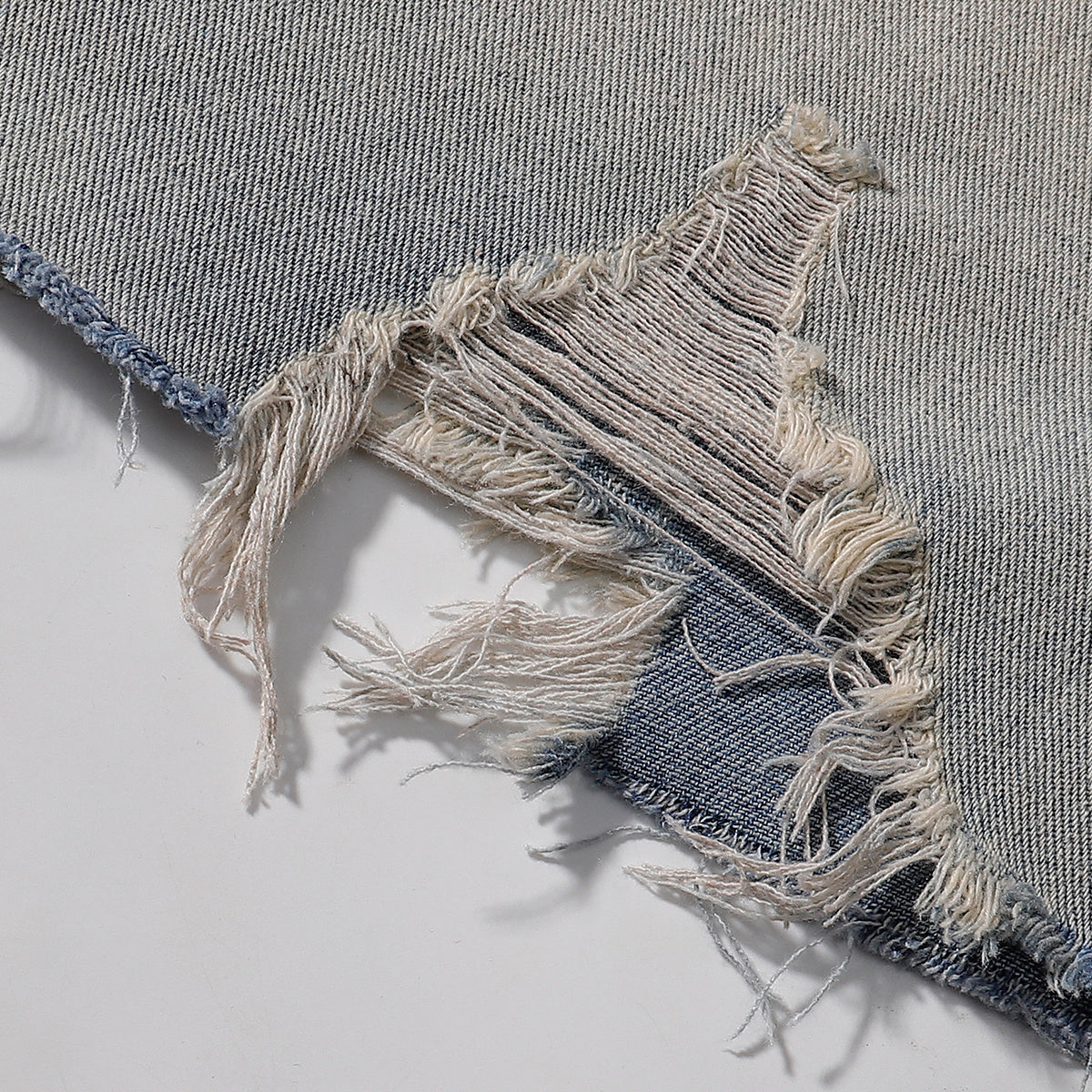 Bermudas vaqueras rasgadas con parches de camuflaje