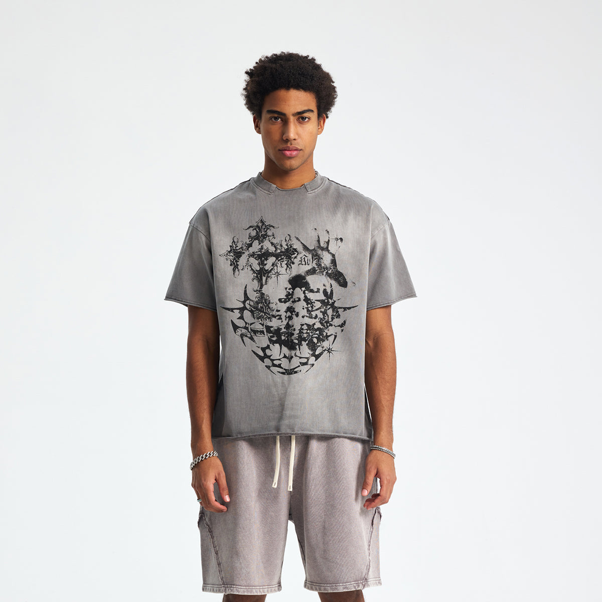 Camiseta gótica pesada con gráficos y bordes sin rematar