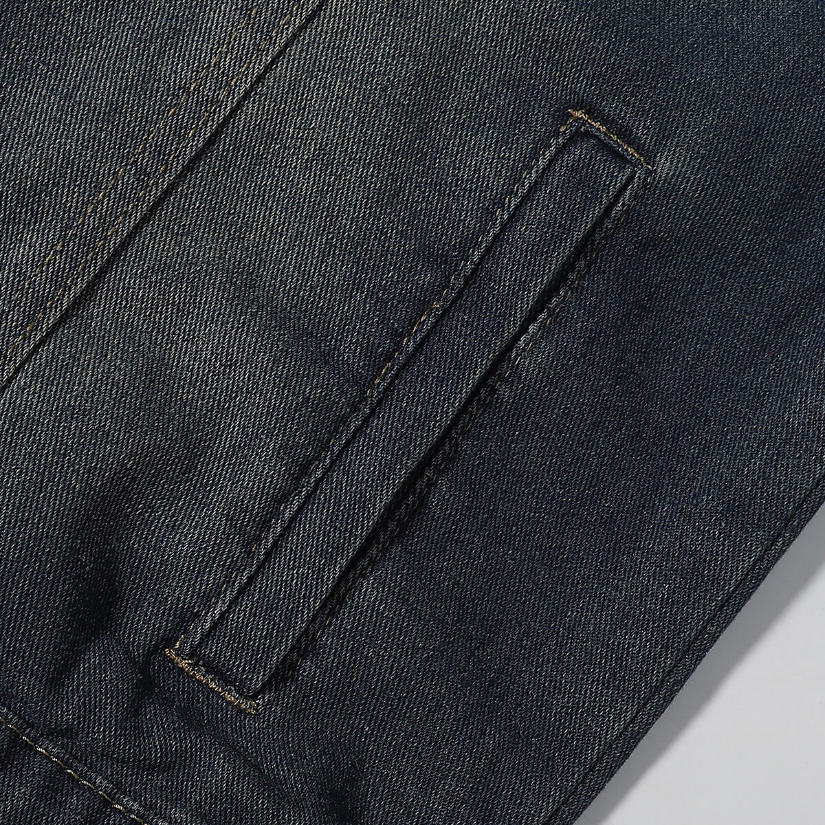 Shorts vaqueros con mariposas bordadas y adornados con perlas